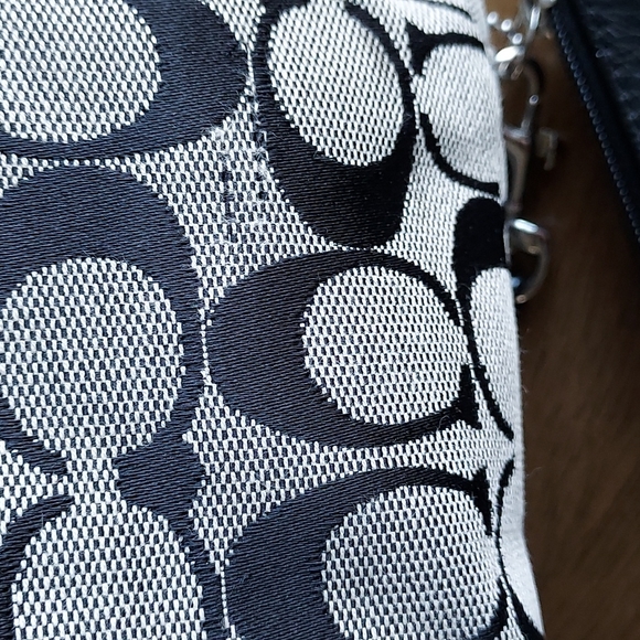 Coach Gallery Signature Tote w/ a Wristlet (RARE) - Picture 13 of 17